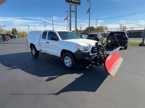 Used 2022 Toyota Tacoma SR image 2