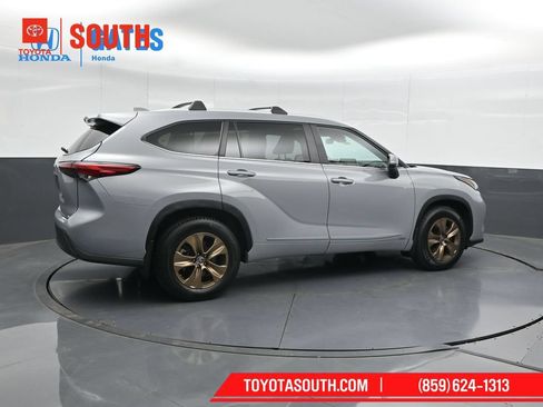 Used 2023 Toyota Highlander Bronze Edition AWD/4WD image 2