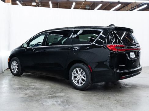 New 2026 Chrysler Pacifica Select image 4