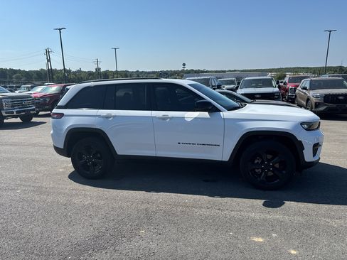 Used 2023 Jeep Grand Cherokee Altitude RWD image 4