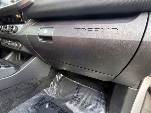 Used 2018 Toyota Tacoma TRD Off-Road AWD/4WD image 35