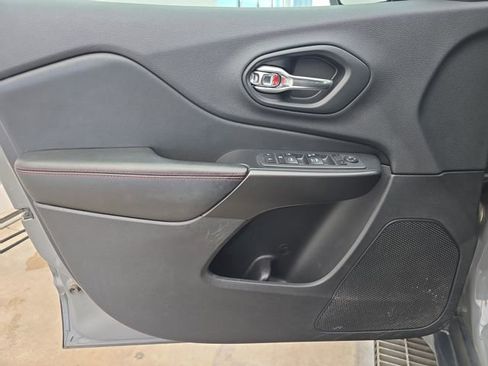 Used 2019 Jeep Cherokee Trailhawk w/ Cold Weather Group image 10