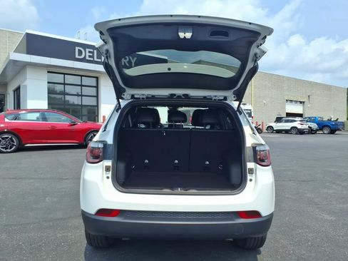 Used 2023 Jeep Compass Latitude AWD/4WD image 13