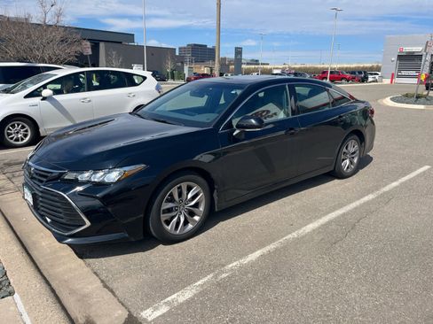 Used 2019 Toyota Avalon XLE w/ Moonroof Package FWD image 2
