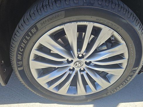 Used 2021 Toyota Highlander Platinum AWD/4WD image 2