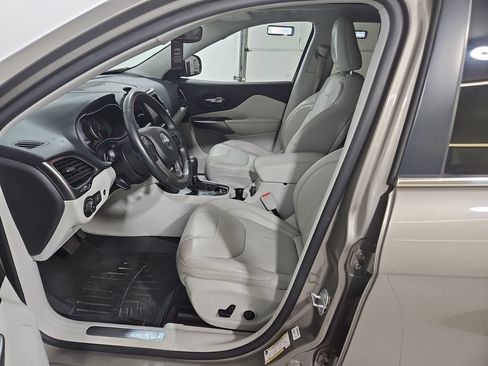 Used 2019 Jeep Cherokee Limited w/ Luxury Group AWD/4WD image 10