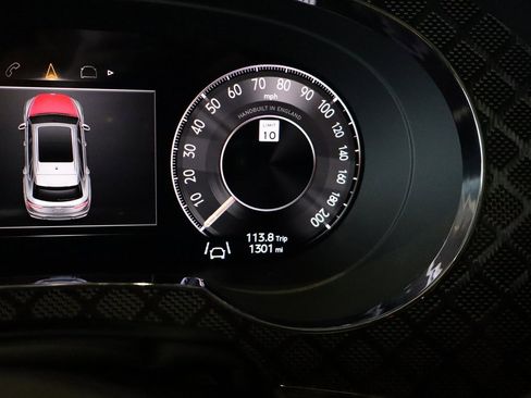 Used 2025 Bentley Bentayga image 40