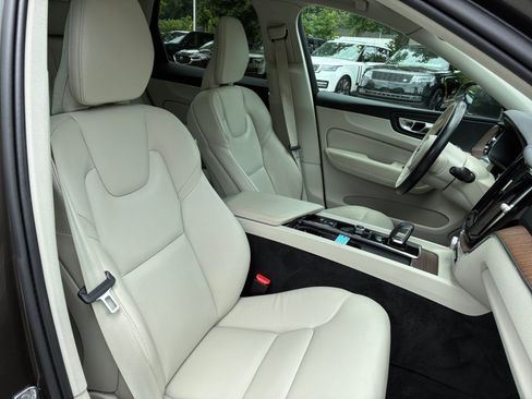 Used 2022 Volvo XC60 B5 Momentum w/ Protection Package Premier FWD image 28