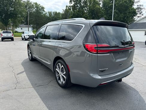 Used 2025 Chrysler Pacifica Pinnacle w/ Trailer Tow Group AWD/4WD image 5