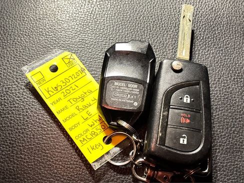 Used 2021 Toyota RAV4 LE image 33