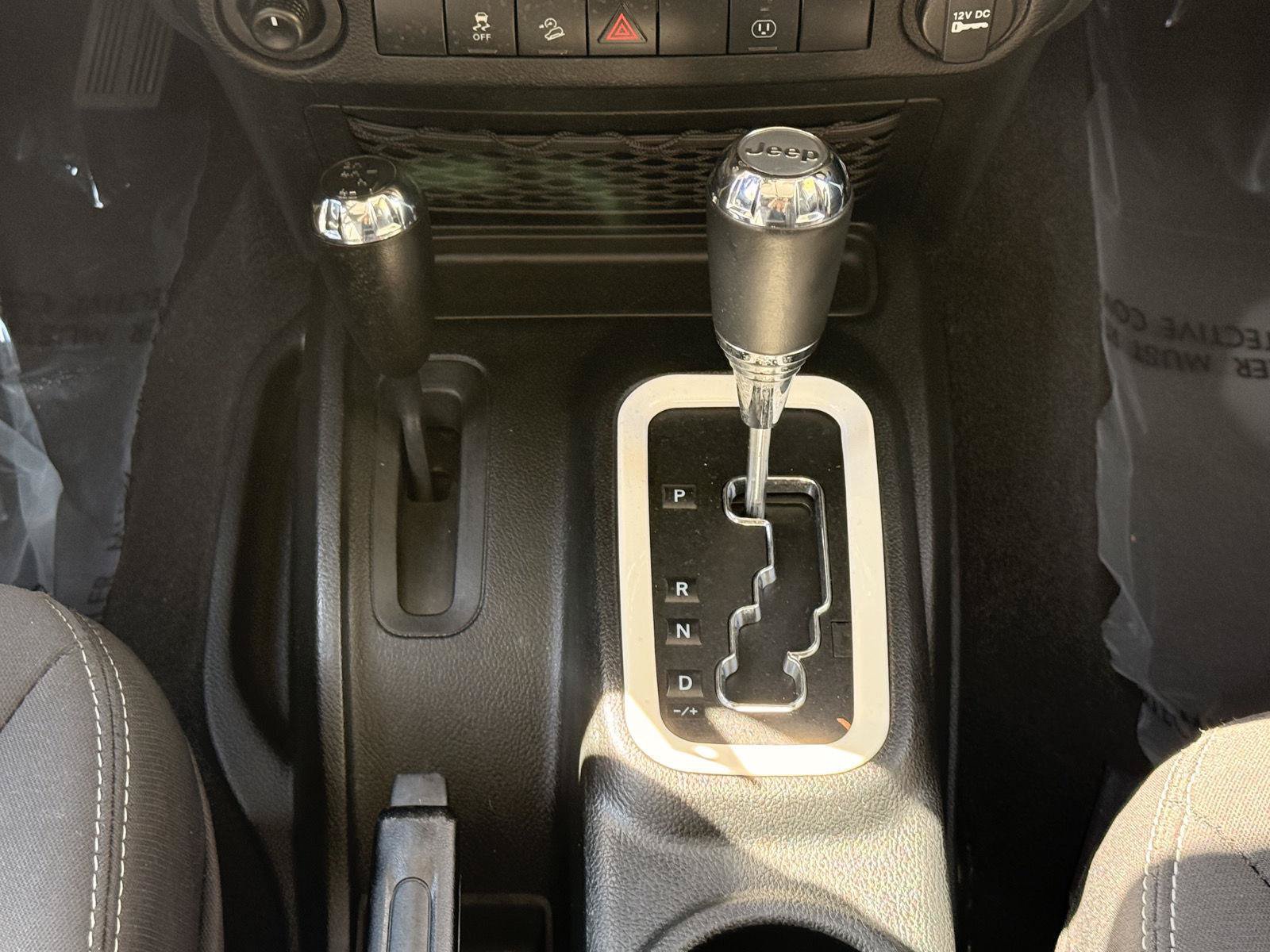 Used 2018 Jeep Wrangler Unlimited Sahara w/ Connectivity Group AWD/4WD image 28