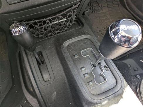 Used 2017 Jeep Wrangler Unlimited Rubicon AWD/4WD image 10