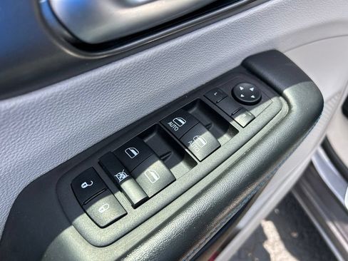 Used 2021 Chrysler Pacifica Touring-L w/ Premium & Safety Sphere Group FWD image 16