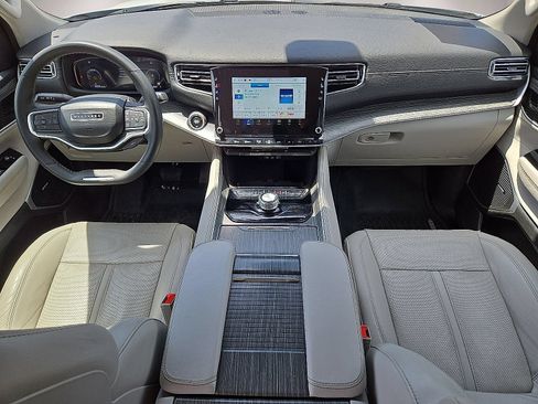Used 2024 Jeep Wagoneer L Series II w/ Flexible Seating Group RWD image 17
