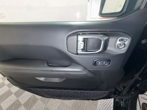 Used 2018 Jeep Wrangler Unlimited Sahara AWD/4WD image 15