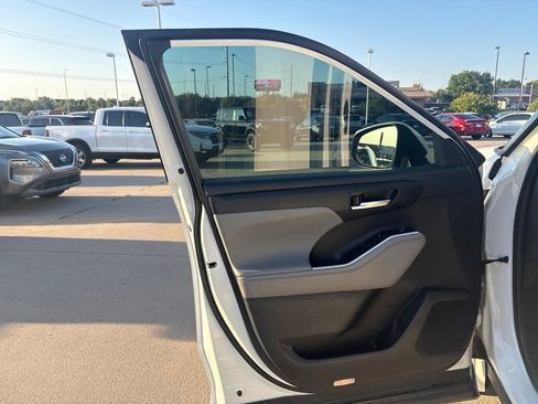 Used 2020 Toyota Highlander XLE AWD/4WD image 9