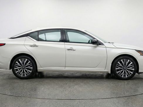 Used 2025 Nissan Altima 2.5 SV FWD image 11