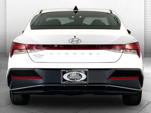 Used 2025 Hyundai Elantra SEL image 3