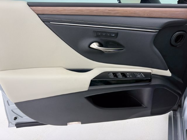 Used 2025 Lexus ES 300h w/ Technology Package FWD image 30