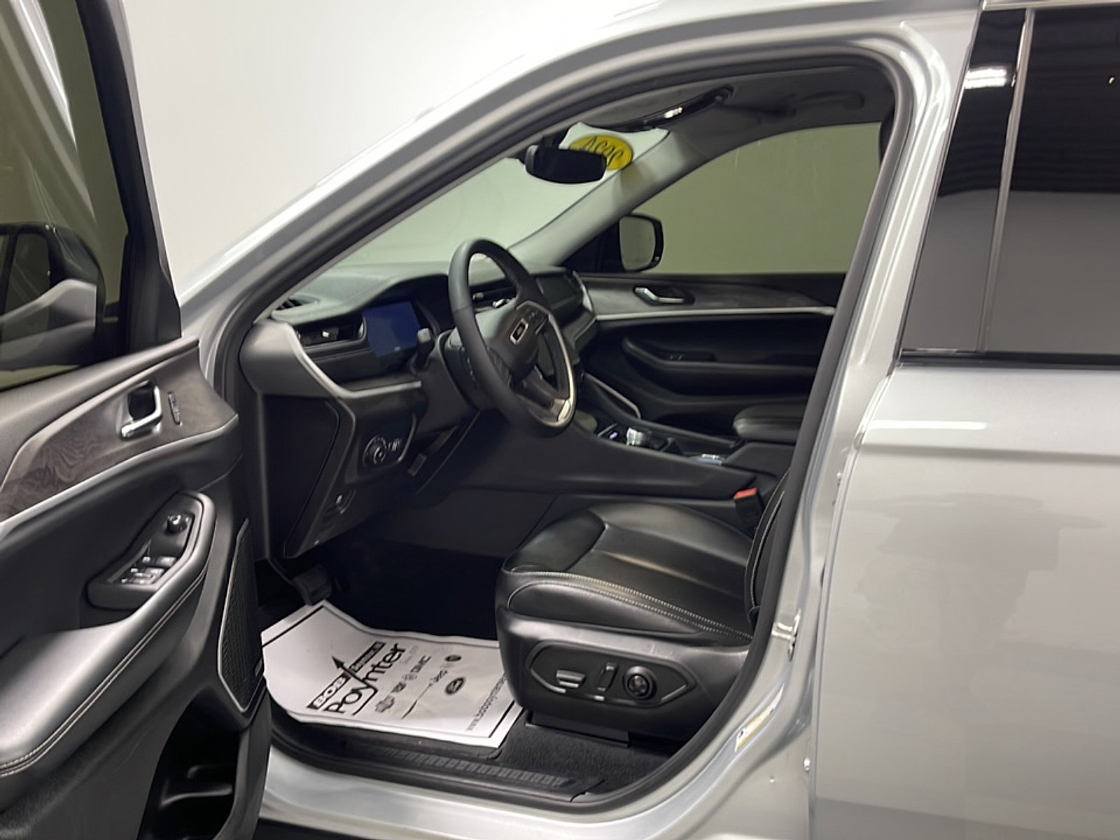 Used 2024 Jeep Grand Cherokee L Limited AWD/4WD image 2