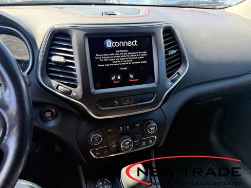 Used 2020 Jeep Cherokee Trailhawk w/ Cold Weather Group AWD/4WD image 8