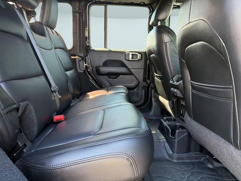 Used 2018 Jeep Wrangler Unlimited Sahara AWD/4WD image 29