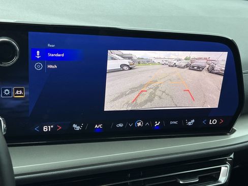 Used 2025 Chevrolet Traverse LT AWD/4WD image 19
