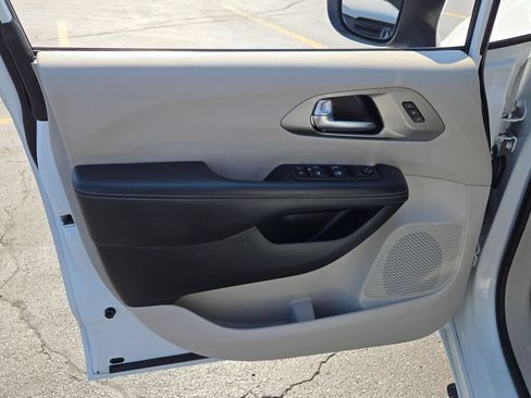 Certified 2023 Chrysler Pacifica Touring-L FWD image 26
