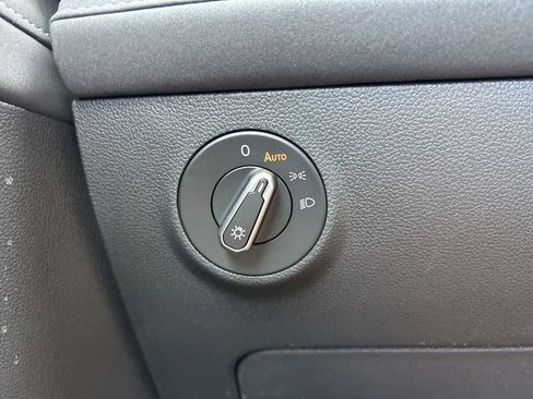 Certified 2025 Volkswagen Taos SE image 30