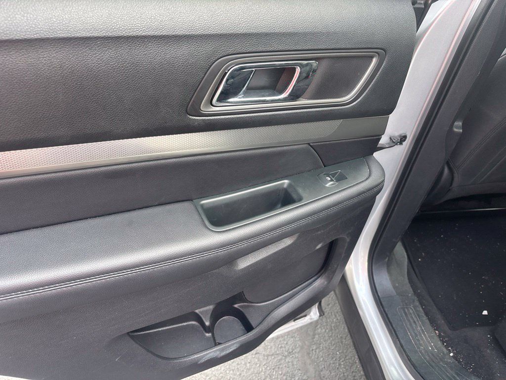 Used 2018 Ford Explorer XLT AWD/4WD image 15