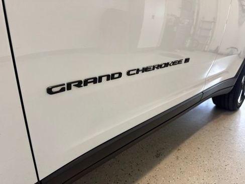 Used 2023 Jeep Grand Cherokee Altitude AWD/4WD image 10