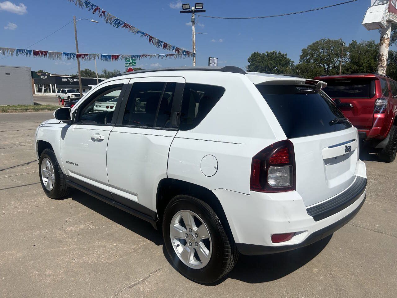 Used 2017 Jeep Compass Latitude FWD image 5