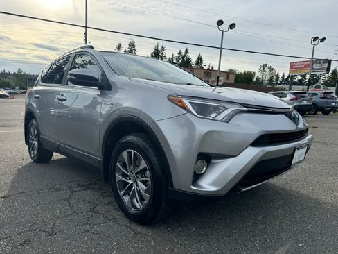Used 2017 Toyota RAV4 XLE AWD/4WD image 3