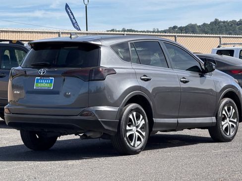 Used 2018 Toyota RAV4 LE FWD image 3
