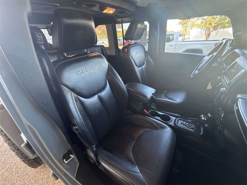 Used 2015 Jeep Wrangler Unlimited Rubicon w/ Connectivity Group image 24