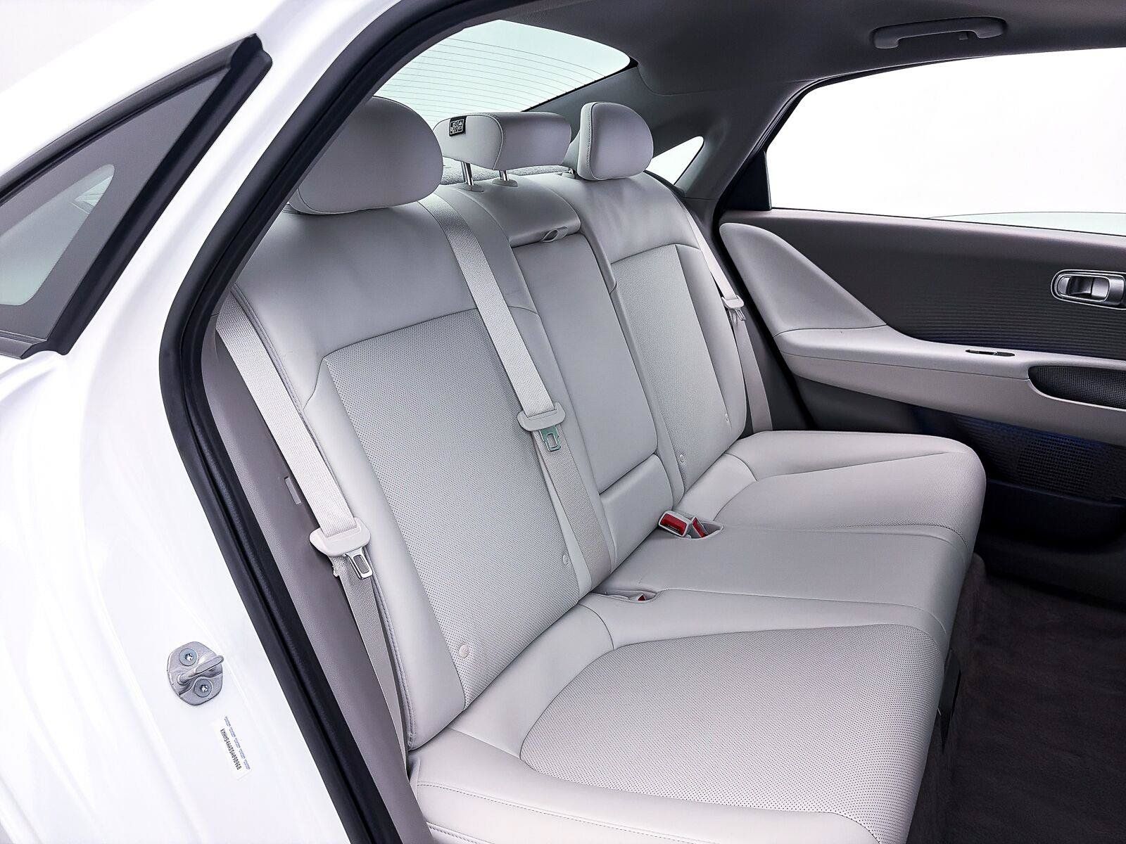 Used 2025 Hyundai Ioniq 6 Limited RWD image 39