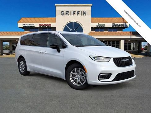 New 2026 Chrysler Pacifica Select image 2