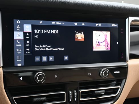 Certified 2023 Porsche Macan AWD/4WD image 16