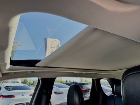 Used 2019 Jeep Cherokee Limited w/ Technology Group FWD image 27