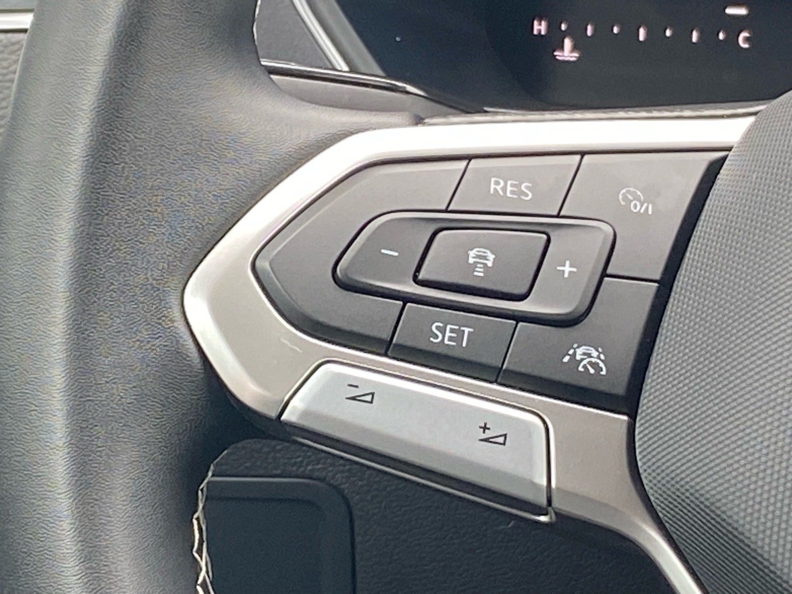 Used 2023 Volkswagen Tiguan SE FWD image 5