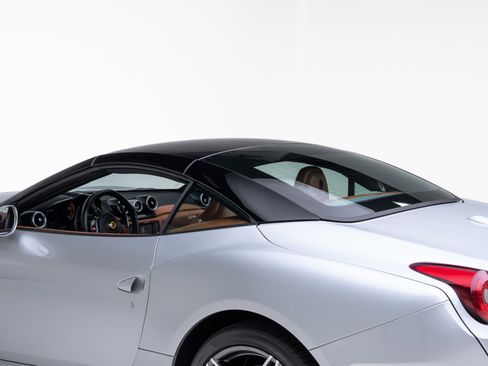 Used 2016 Ferrari California T image 28