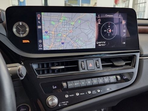 Used 2022 Lexus ES 300h w/ Accessory Package FWD image 3