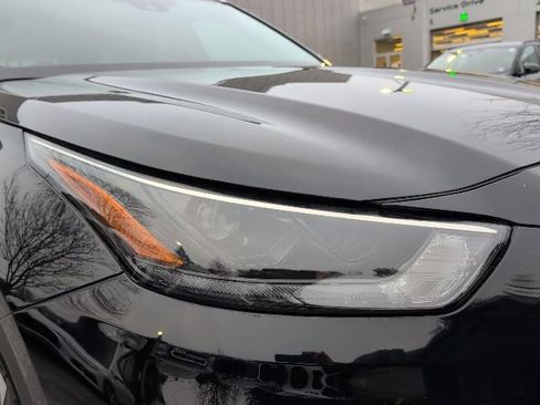 Used 2023 Toyota Highlander XLE image 7
