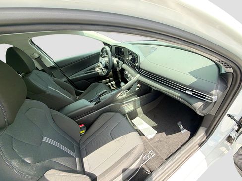 New 2026 Hyundai Elantra SE FWD image 21