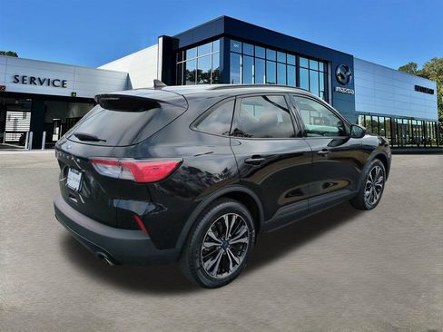 Used 2022 Ford Escape SE w/ SE Sport Appearance Package image 4