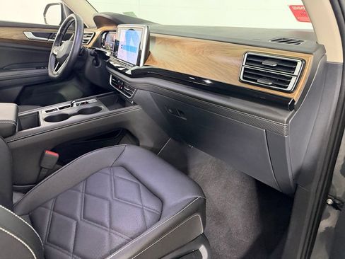 Used 2025 Volkswagen Atlas SE FWD image 30