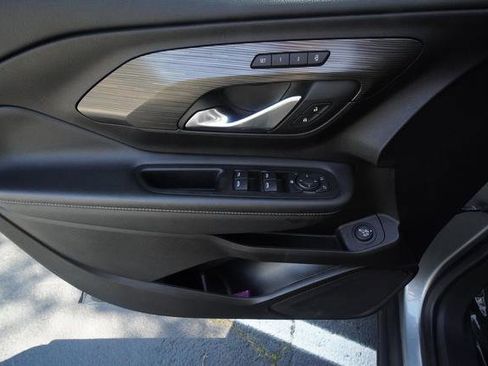 Used 2024 GMC Terrain SLT image 25