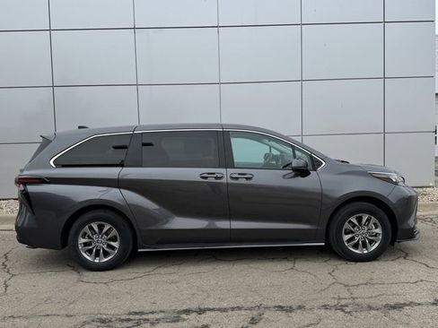 Certified 2025 Toyota Sienna LE image 40