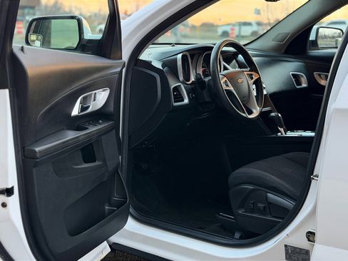 Used 2017 Chevrolet Equinox LT image 6
