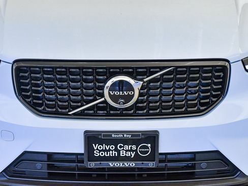 Certified 2025 Volvo XC40 B5 Plus w/ Climate Package image 8
